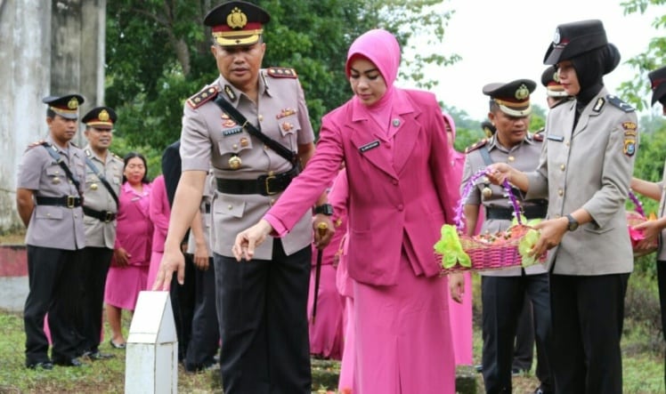 Kapolres Konawe, AKBP Muh. Nur Akbar bersama ibu, melakukan tabur bunga di salah satu makam pahlawan, Jumat (22/6/2018). (Foto: Dok. Polres Konawe/SULTRAKINI.COM)
