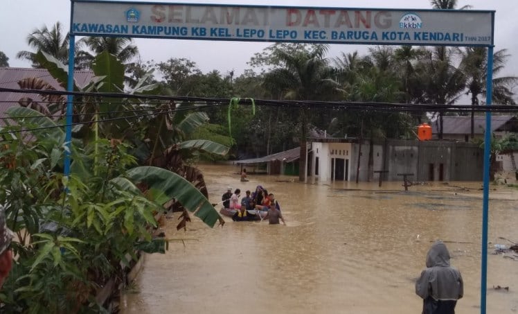 Banjir menggenangi Kampung KB di kelurahan Lepo-Lepo kecamatan Baruga (Foto : Hasrul Tamrin/SULTRAKINI.COM)