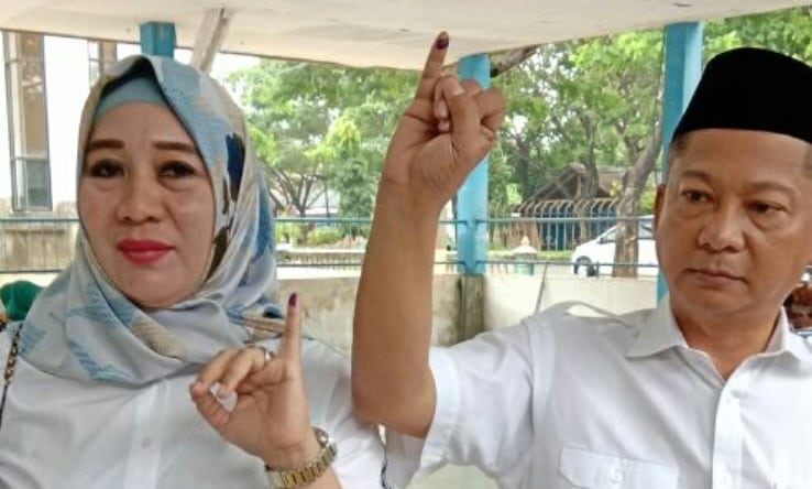 Gusli Topan Sabara bersama Istrinya, Cici Ita Ristianti usai menyalurkan hak pilihnya di TPS II, Kelurahan Ambekairi, Kecamatan Unaaha, Rabu (27/6/2018). (Foto: Mas Jaya/SULTRAKINI.COM)