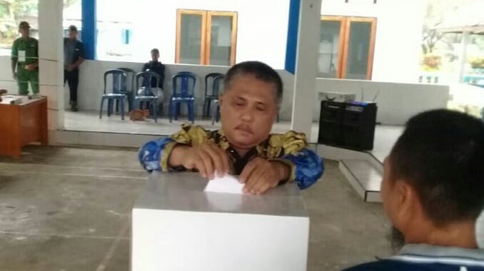 Calon Bupati Konawe, Kery Saiful Konggoasa saat mencoblos di TPS 01 Desa Dunggua, Kecamatan Amonggedo (foto: Mas Jaya / SULTRAKINI.COM)