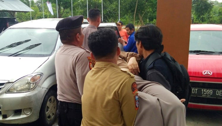 Kasubag Keuangan, Umum dan Logistik KPUD Konawe, Dian Sripita yang pingsan saat dibawa untuk mendapat pertolongan medis, Rabu (27/6/2018). (Foto: Mas Jaya/SULTRAKINI.COM)
