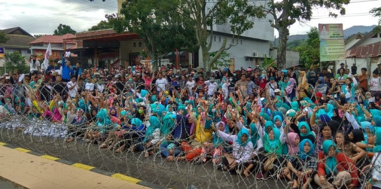 Ratusan pendukung dan simpatisan Paslon nomor dua Asmani-syahrul berunjuk rasa di depan kantor Kepolisian Resort Kolaka (Polres), Jumat (29/6/2018).