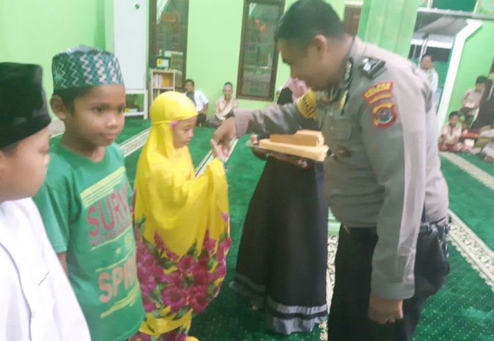 Kapolsek Kemaraya IPTU Fajar Mauludi saat memberikan hadia pada pemenang lomba di Masjid Nurul Syakirah, Jumat (1/6/2018). (Foto: Ifal Chandra/ SULTRAKINI.COM)