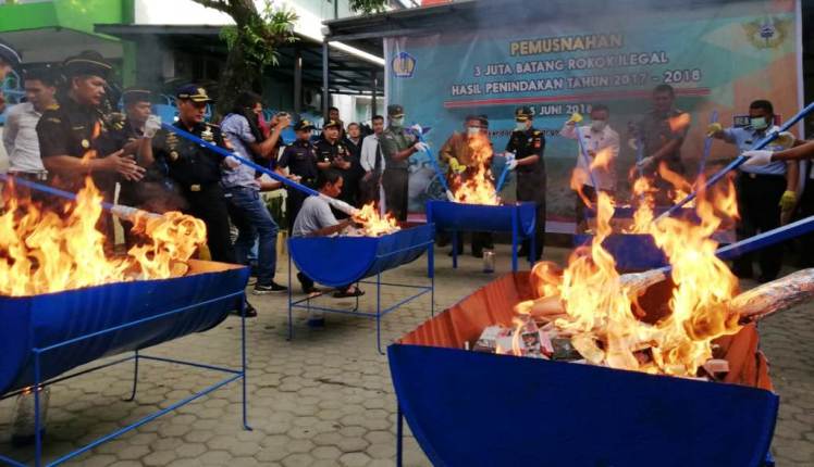 Pemusnahan rokok ilegal di kantor Bea Cukai Kendari, selasa (5/6/2018), (Foto: Wayan Sukanta/SULTRAKINI.COM)
