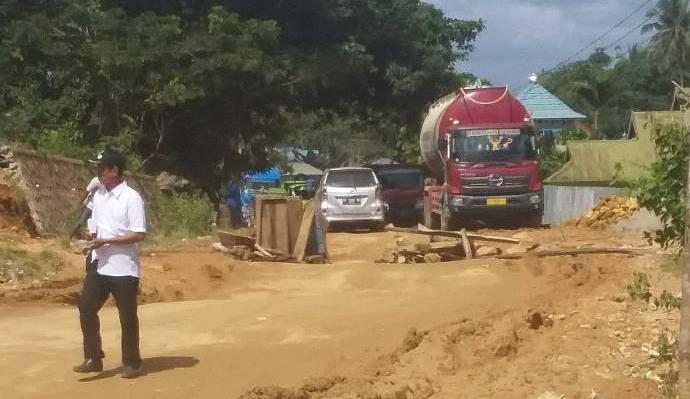 Warga blokade jalan di Desa Besu, Kecamatan Morosi, Kabupaten Konawe, Rabu (6/6/2018), ( Foto : Wayan Sukanta/SULTRAKINI.COM)