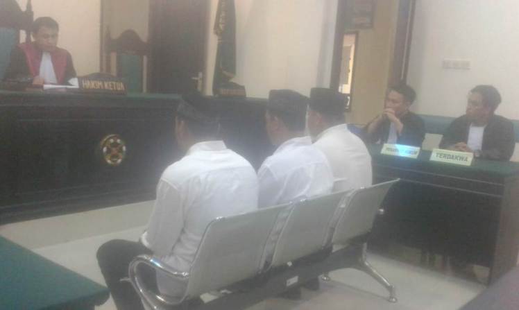 Tiga Terdakwa Saat Menjalani Sidang di PN Kabupaten Konsel . (Foto: La Ismeid/ SULTRAKINI.COM)