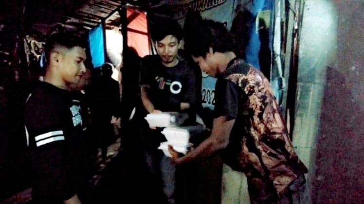 Kapolsek kemaraya bersama JOIN saat menyalurkan makanan SOTR di Kampung Pemulung (Foto: JoIN Kendari)