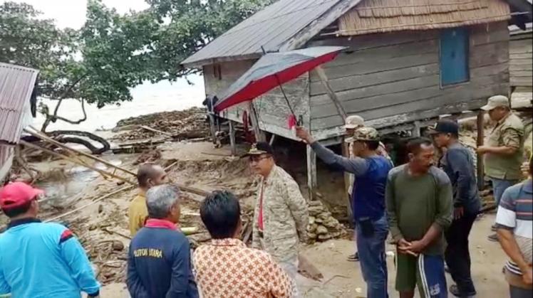 Bupati Butur, Abu Hasan, saat meninjau lokasi banjir, Minggu (24/6/2018), (Foto : Wayan Sukanta/SULTRAKINI.COM)
