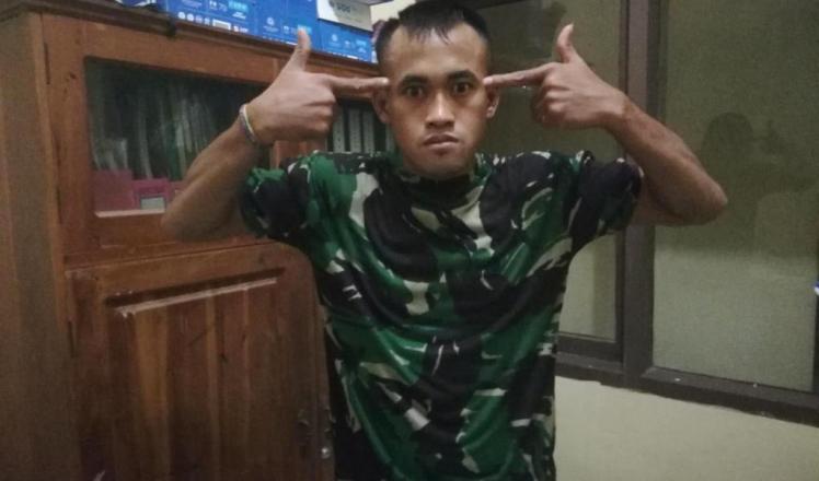 Subagiono, tentara gadungan saat diamankan di Polsek Baruga, Jumat (29/6/2018), (Foto : Wayan Sukanta/SULTRAKINI.COM)