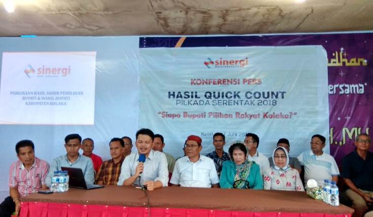 Konferensi pers quick count SDI atas Pemilihan Bupati dan Wakil Bupati Kolaka, Rabu (27/6/2018). (Foto: Zulfikar/SULTRAKINI.COM)