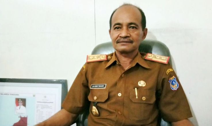 Kepala Dinas Sosial Kabupaten Muna Barat, Laode Takari. (Foto: Akhir Sanjaya/SULTRAKINI.COM)