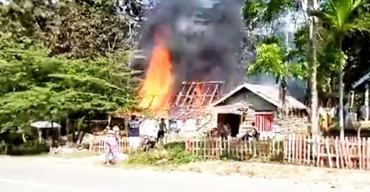 Detik-detik kebakaran rumah warga di Desa Sambasule, Kecamatan Motui, Kabupaten Konut, Rabu (6/6/2018). (Foto: Dok.SULTRAKINI.COM)