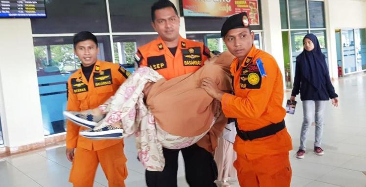 Salah seorang penumpang dievakuasi tim Basarnas Kendari, setelah tidak sadarkan diri di Bandara Haluoleo, Sabtu (9/6/2018). (Foto: SAR Kendari/SULTRAKINI.COM)