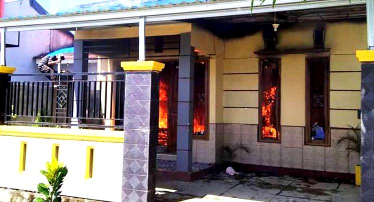 Ditiinggal Mudik ke Menui, Rumah Seorang Anggota Polisi di Kendari Terbakar