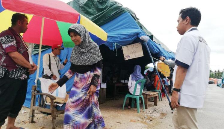 TPS darurat di lokasi banjir Wanggu, Kelurahan Lepo-lepo, Kecamatan Baruga, Kota Kendari, Sultra, Rabu (27/6/2018). (Foto: Wayan Sukanta/SULTRAKINI.COM)