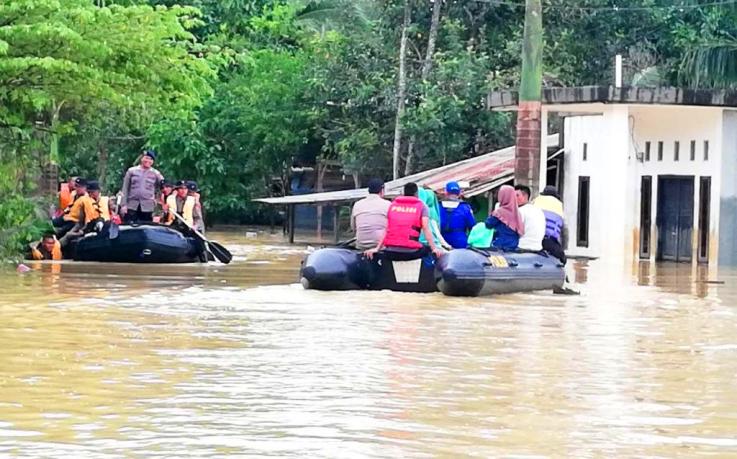 Korban banjir RT 13 Lorong Wanggu, Kelurahan Lepo-lepo, Kecamatan Baruga, Kota Kendari, dijemput menggunakan perahu karet ke TPS yang bertempat di depan lorong, tepatnya tenda darurat, Rabu (27/6/2018). (Foto: Wayan Sukanta/SULTRAKINI.COM)