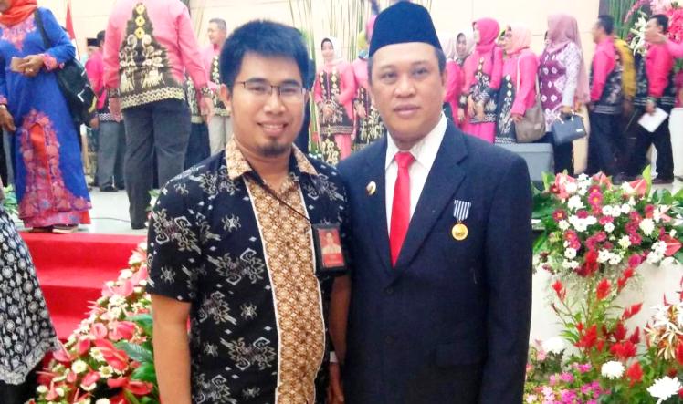 Foto bersama Bupati Konut Ruksamin (kanan) bersama wartawan SultraKini.Com, usai menerima penghargaan di gedung Rujab Gubernur Sulawesi Utara. (Foto: Dok.SULTRAKINI.COM)