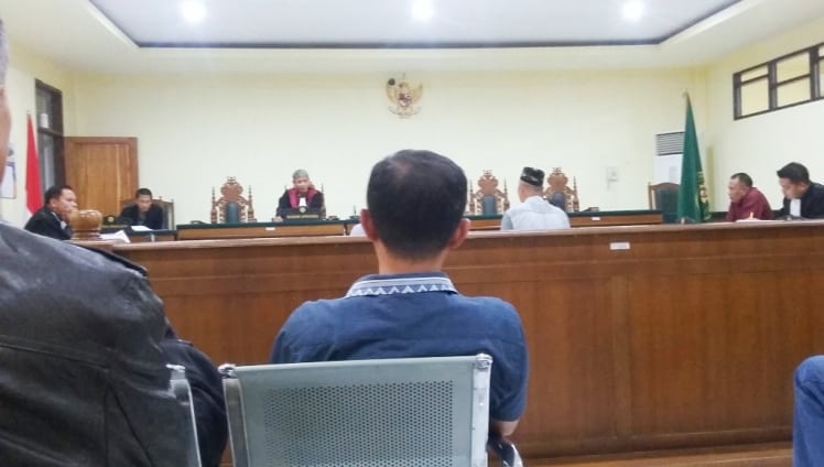 Sidang perkara mantan Kasatpol PP Konawe, Syam Barli dengan menghadirkan enam saksi dari JPU di Pengadilan Tipikor Kendari, Kamis (5/7/2018). (Foto: Ifal Chandra/SULTRAKINI.COM)