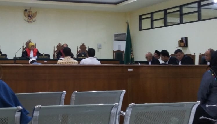 Saksi Thayeb, Junaidi, Saham saat proses persidangan di pengadilan Tipikor Kendari, Selasa (10/7/2018). (Foto: Ifal Chandra/SULTRAKINI.COM)