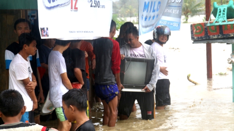 Kondisi banjir di salah satu desa/kelurahan di Kecamatan Mowewe, Kabupaten Kolaka Timur, Sultra, Sabtu (21/7/2018). (Foto: Mirwan/SULTRAKINI.COM)