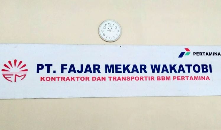 Nama perusahaan transportir BBM Pertamina PT Fajar Mekar Wakatobi. (Foto: Amran Mustar Ode/SULTRAKINI.COM)