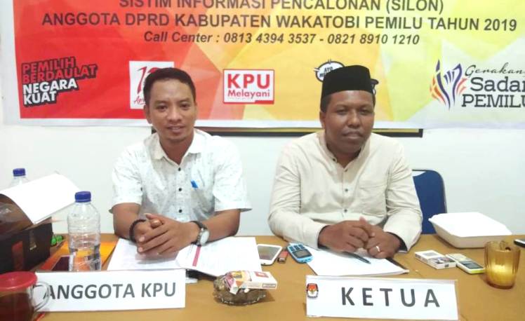 Ketua KPUD Wakatobi, Abdul Rajab dan Komisionernya, Ahmad Soni. (Foto: Amran Mustar Ode/SULTRAKINI.COM)