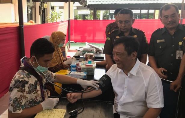 Baksos donor darah Kejati Sultra, Kamis (19/7/2018). (Foto: Ifal Chandra/SULTRAKINI.COM)
