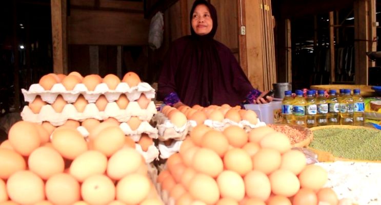 Salah seorang pedagang telur ayam di Pasar Sentral Wakatobi. (Foto: Amran Mustar Ode/SULTRAKINI.COM)