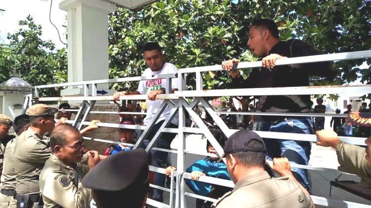 Demonstrasi mempersoalkan ganti rugi tanah dalam pekerjaan Jalan Lingkar Timur, Kecamatan Wangi-wangi di kantor Bupati Wakatobi, Sultra. (Foto: Amran Mustar Ode/SULTRAKINI.COM)