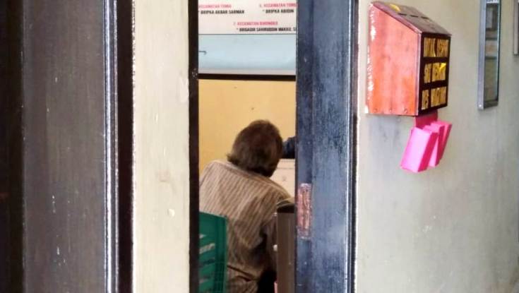 Terduga pelaku sedang diperiksa di ruang penyidikan kantor Polres Wakatobi. (Foto: Amran Mustar Ode/SULTRAKINI.COM)