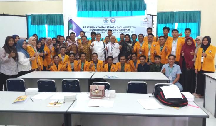 Peserta pelatihan kewirausahaan dari UHO bersama Balai Pelatihan Masyarakat Makassar, Senin (30/7/2018). (Foto:Rifin/SULTRAKINI.COM)