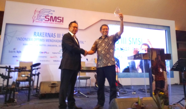 Ketua SMSI Pusat, Auri Jaya saat memberikan cenderamata kepada Menteri Kominfo, Rudiantara di pembukaan Rakernas III SMSI di Jakarta, Rabu (25/7/2018). (Foto: Karvin/SULTRAKINI.COM)