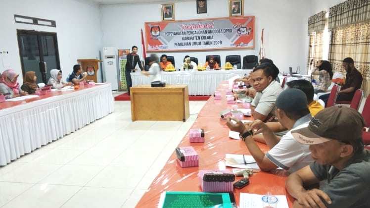 KPUD Kolaka sosilaisasi persyaratan pencalonan anggota DPRD Kabupaten Kolaka, Rabu (4/7/2018). (Foto: Mirwan/SULTRAKINI.COM)