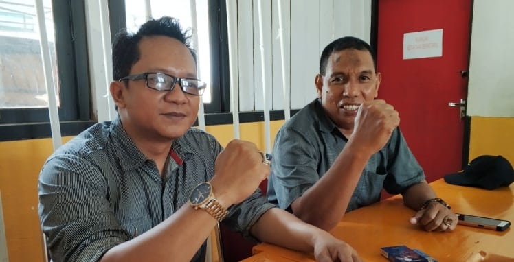 Wakil Ketua DPC Partai Hanura Kolaka, Haerul Manomang (kiri), bersama Sekretaris DPC Hanura Kolaka, Baharuddin. (Foto: Mirwan/SULTRAKINI.COM)