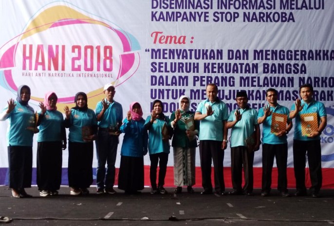 Penyerahan piagam penghargaan kepada perwakilan pelajar dan pemerintah atas partisipasinya dalam mensosialisasikan bahaya Narkoba (Foto : Hasrul Tamrin/SULTRAKINI.COM)