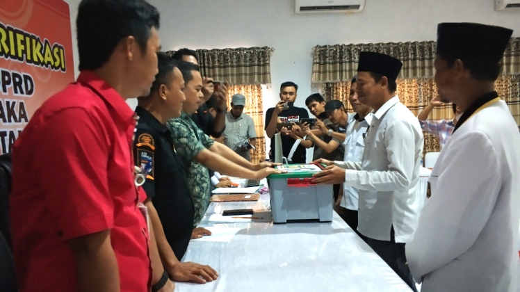 DPD PKS Kolaka saat daftarkan calegnya di kantor KPUD Kolaka. (Foto: Mirwan/SULTRAKINI.COM)