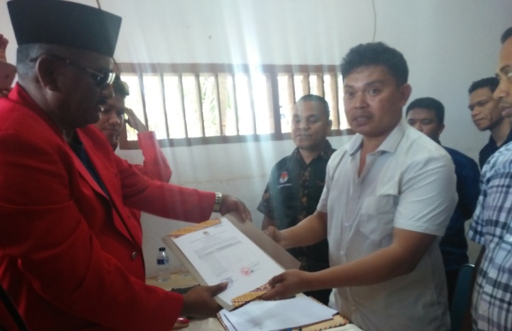 Ketua DPC PDIP kabupaten Buton Tengah, Samahuddin, saat mendaftarkan Bacalegnya di KPUD Buteng, Rabu, (17/7/2018). (Foto: Ali Tidar/SULTRAKINI.COM)