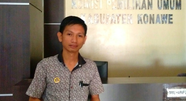 Komisioner KPUD Konawe Divisi Data dan SDM, Andang Masnur. (Foto: Mas Jaya/SULTRAKINI.COM)