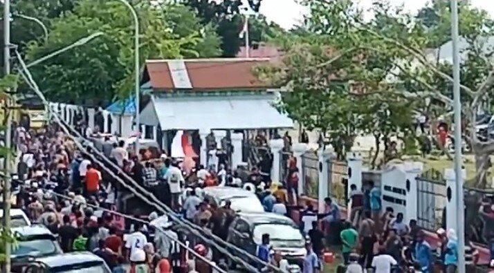 Suasana demonstrasi di depan kantor Bupati Buton Tengah, Selasa (24/7/2018). (Foto: Ali Tidar/SULTRAKINI.COM)