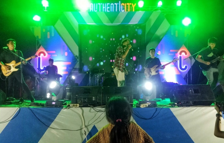 Lobow Ilyas penyanyi solo asal Makasar saat konser di Alun-alun kota Raha, Kabupaten Muna, Minggu (28/7/2018). (Foto: Arto Rasyid/SULTRAKINI.COM)