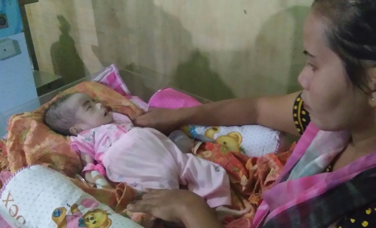 Adelia bersama ibunya, Juharni di ruang perawatan bayi RS Kabupaten Konawe. (foto: Mas Jaya / SULTRAKINI.COM)