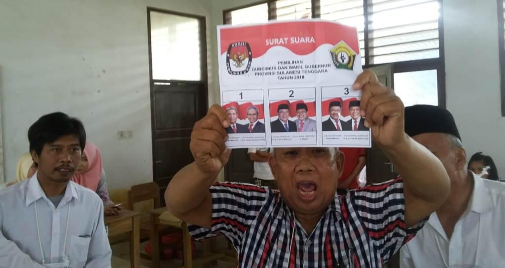 Suasa Perhitungan suara di TPS 10 di Kelurahan Pondambea, Kecamatan Kadia, Kota Kendari, Minggu (1/7/2018). (Foto: La Ismeid/SULTRAKINI.COM)