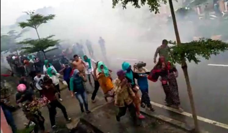 Suasana Kericuhan aksi unjuk rasa di depan kantor Bupati Kolaka, Senin sore (2/7/2018) (Foto : Wayan Sukanta/SULTRAKINI.COM)