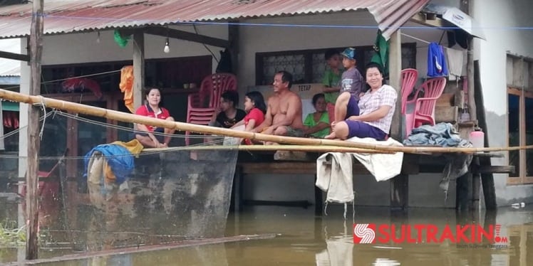 Salah satu keluarga korban banjir yang masih bertahan di rumah, Selasa (3/7/2018). (Foto : Wayan Sukanta/SULTRAKINI.COM)
