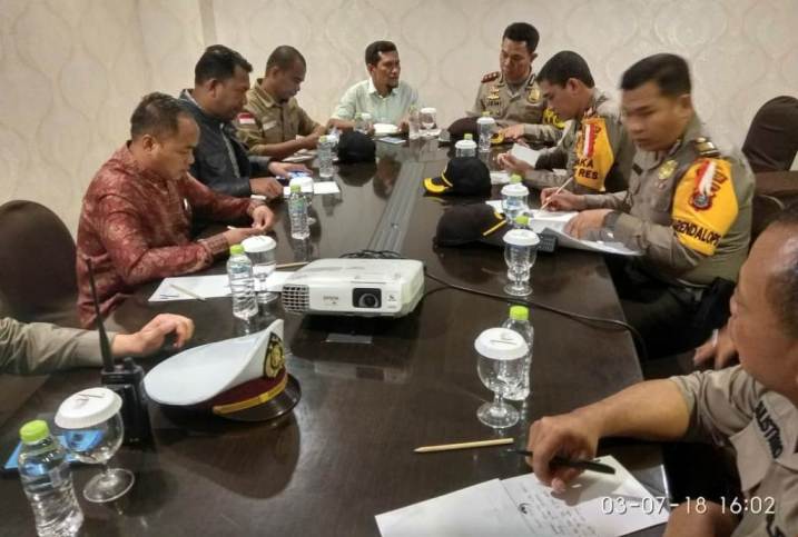 Komisioner KPUD Kendari Rapat Kordinasi bersama Polres Kendari untuk pengamana Pleno Rekapitulasi Suara Pilgub , Selasa (3/7/2018). (Foto: La Ismeid/SULTRAKINI.COM)