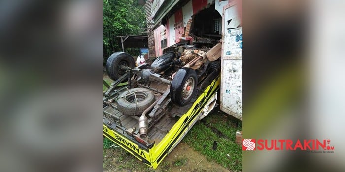 Kios warga hancur saat dihantam mobil pick up, di Desa Lebo Jaya, Kecamatan Konda, Konsel, Selasa (3/7/2018), (Foto : Wayan Sukanta/SULTRAKINI.COM)