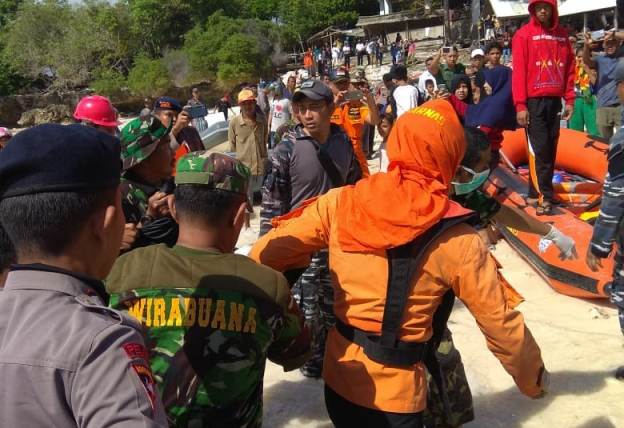 Tim Gabungan Saat mengevakuasi Korban KM Lestari Maju, Rabu (4/7/2018). (Foto: Humas Basarnas Kendari/SULTRAKINI.COM)
