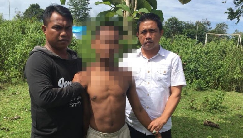 Pelaku pembunuh bocah 10 tahun saat ditangkap Polres Muna, Rabu (4/7/2018), (Foto : Polres Muna/SULTRAKINI.COM)
