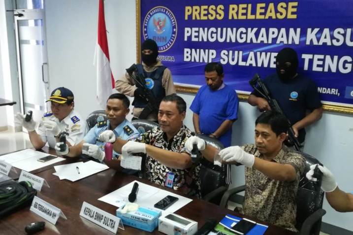 AH, kurir narkoba pasca ditangkap BNNP Sultra, Jumat (6/7/2018), (Foto : Wayan Sukanta/SULTRAKINI.COM)