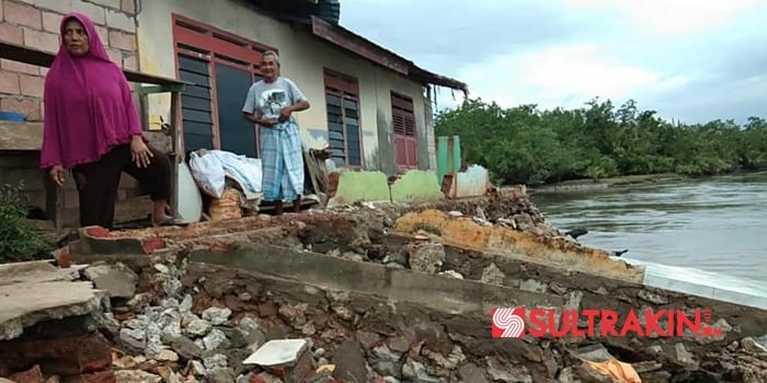 Kondisi salah satu rumah warga porak-poranda akibat abrasi sungai Konaweha, Kamis (12/7/2018), (Foto : Wayan Sukanta/SULTRAKINI.COM)
